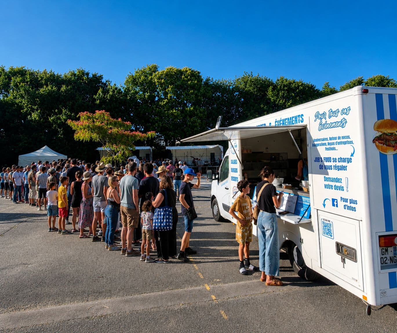 Longue file de clients devant Job’s Food, en extérieur ensoleillé