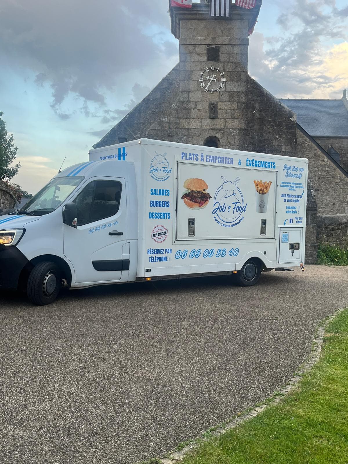 Le food truck Job’s Food en prestation devant l’église, au crépuscule
