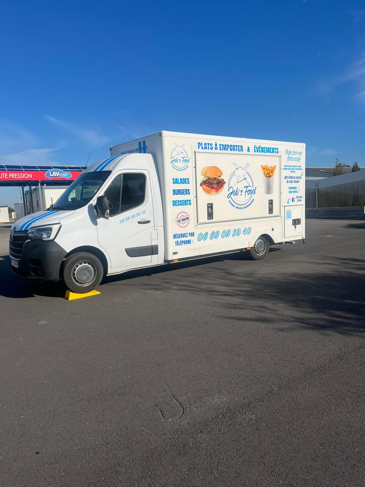 Le food truck Job’s Food stationné, prêt au service