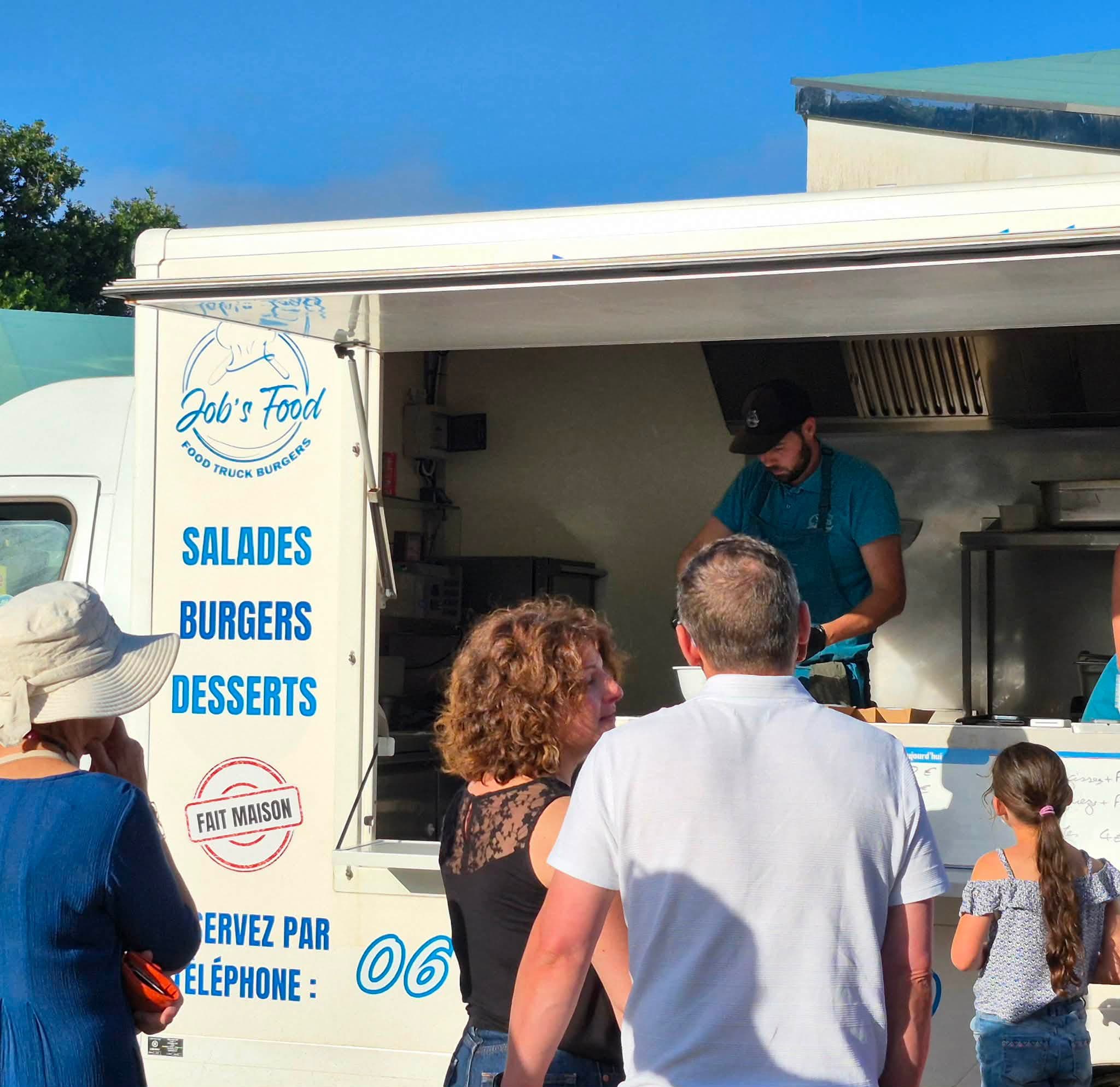 Yann cuisine dans le food truck Job’s Food lors d’un événement
