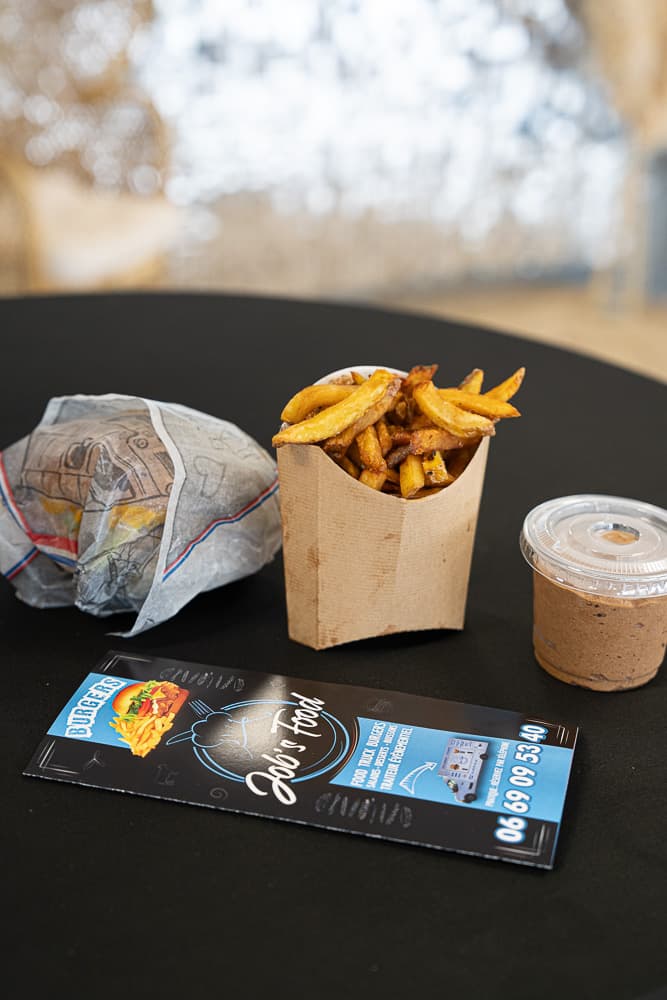 Menu Job’s Food dressé sur la table : burger, frites et dessert
