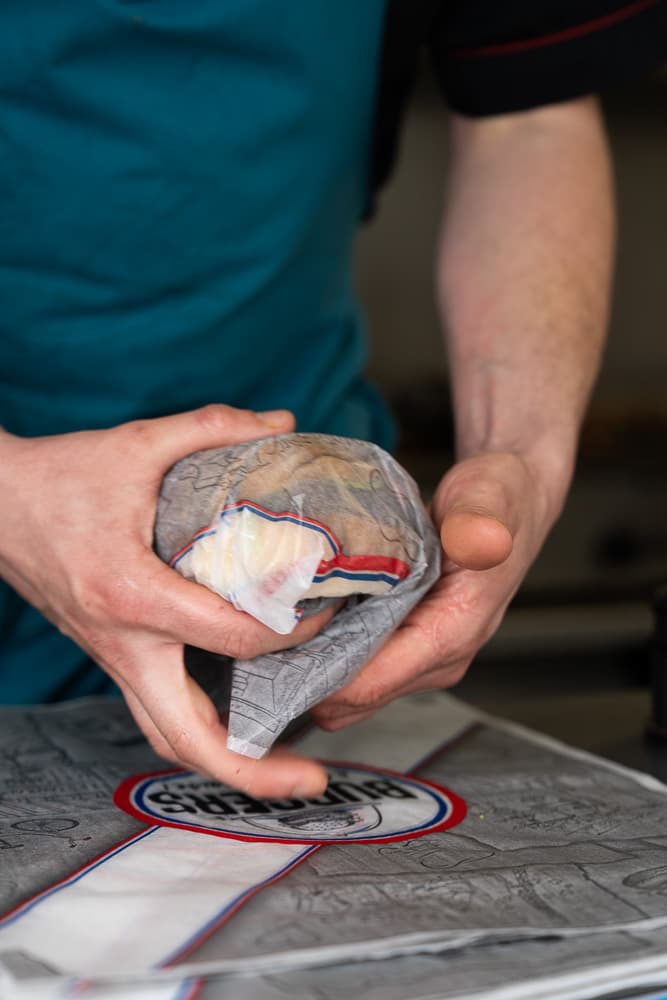 Le burger emballé à la main dans le papier signature Job’s Food