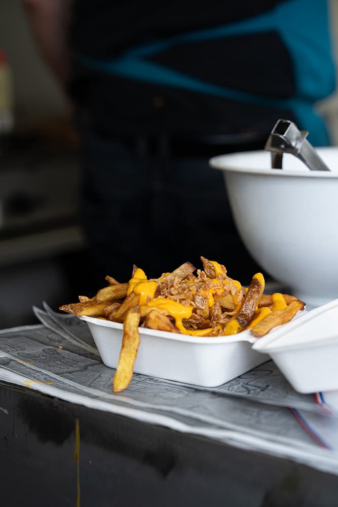 Frites maison nappées de sauce cheddar