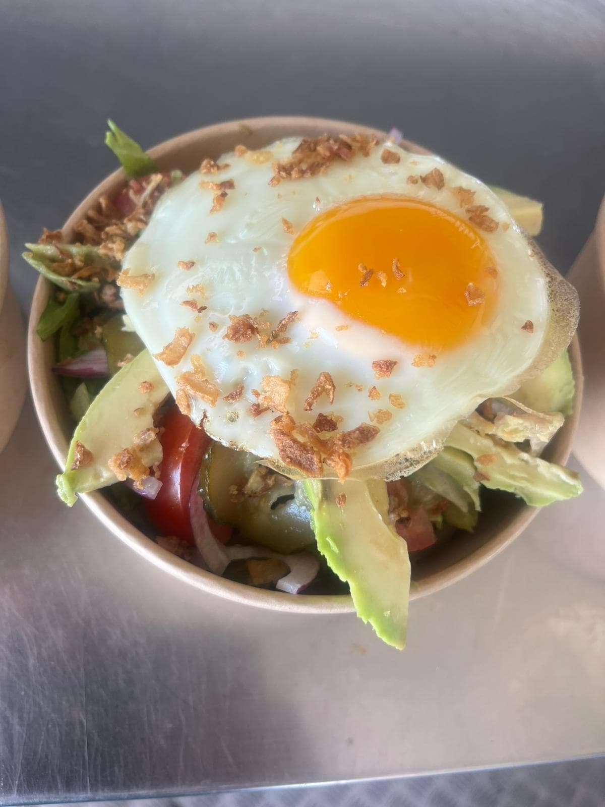 Salade œuf, avocat et crudités