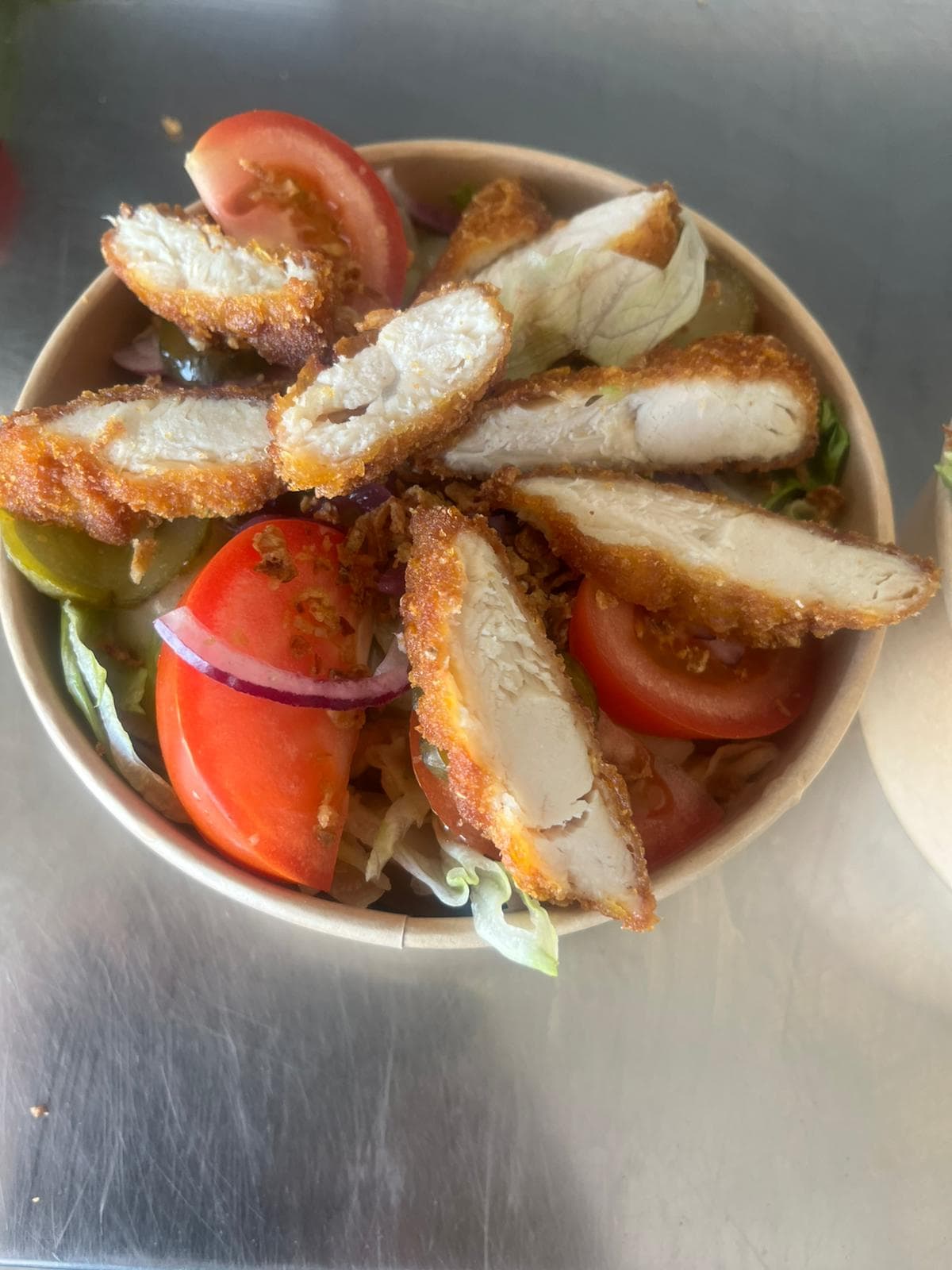 Salade au poulet pané maison