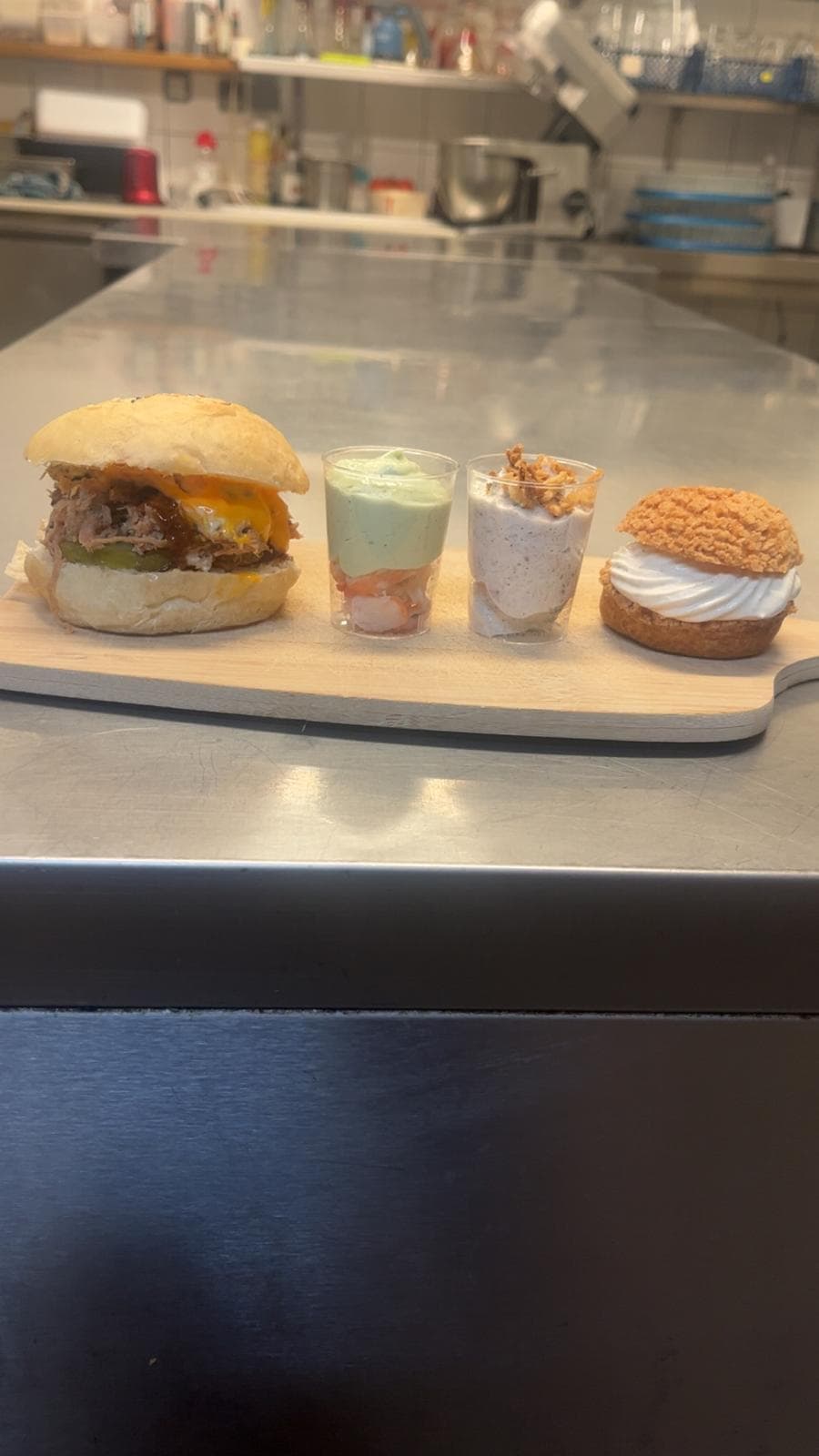 Planche de dégustation : burger, verrines et chou